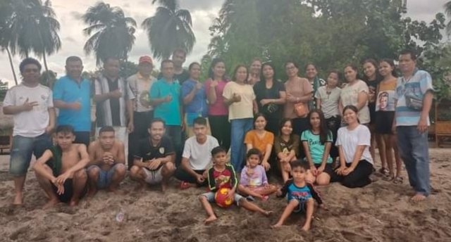 Keluarga Kempo dan Nggalak di Maumere Berbagi Sukacita Natal dan Tahun Baru di Pintar Asia Beach
