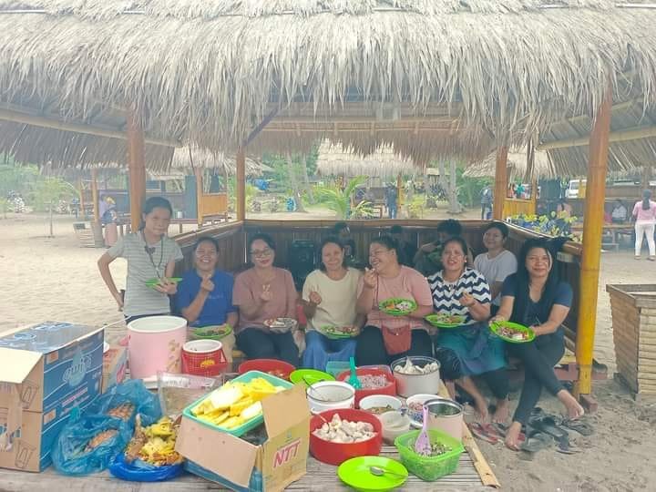 Keluarga Kempo dan Nggalak di Maumere Berbagi Sukacita Natal dan Tahun Baru di Pintar Asia Beach