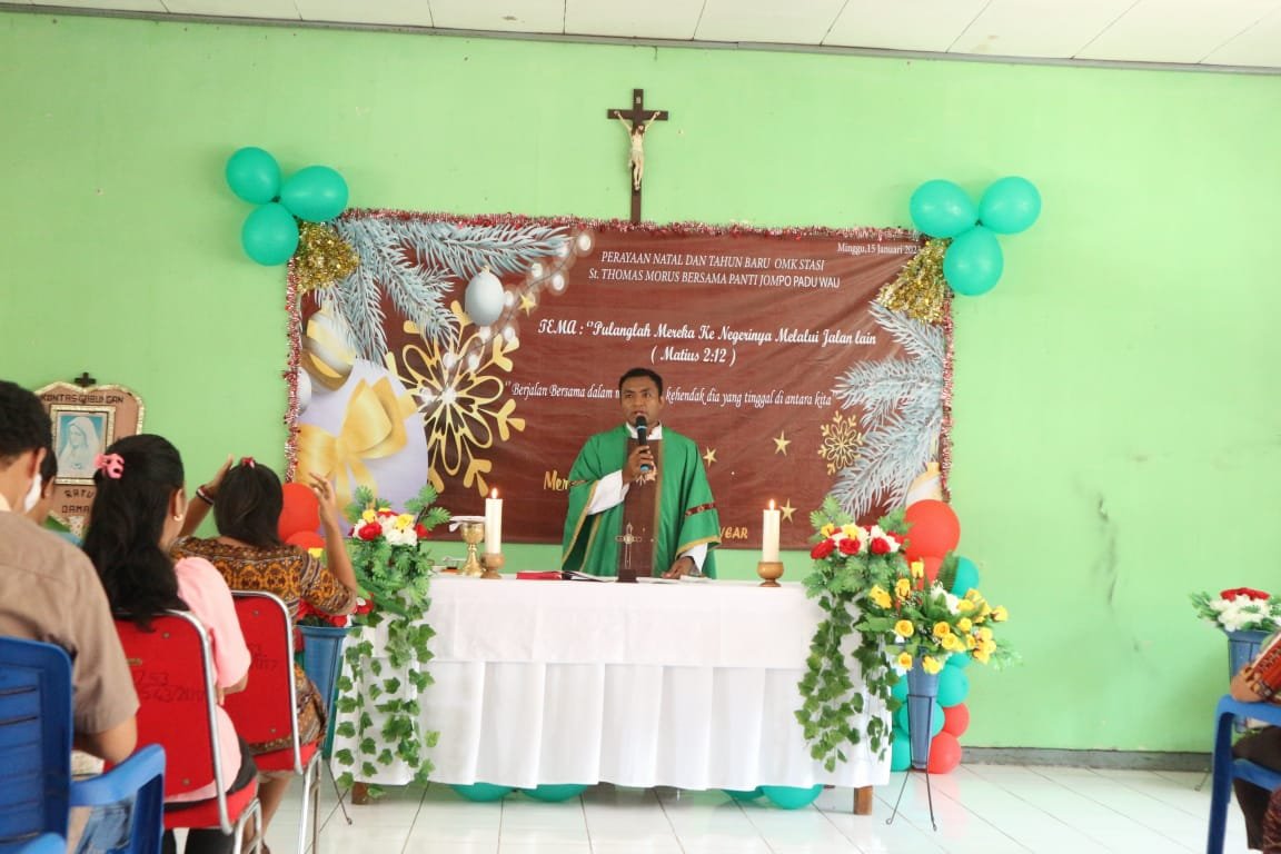 OMK Stasi Thomas Morus Maumere Serahkan 67 Rosario dan 5 Patung Yesus kepada Panti Jompo Padu Wau Waipare