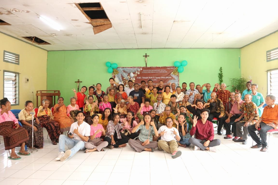OMK Stasi Thomas Morus Maumere Serahkan 67 Rosario dan 5 Patung Yesus kepada Panti Jompo Padu Wau Waipare