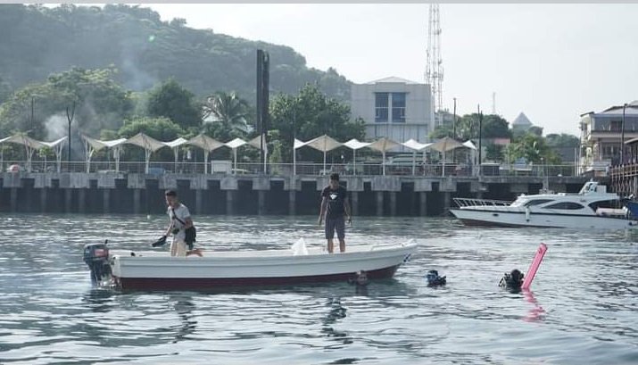 Bupati dan Wakil Bupati Mabar Pimpin Langsung Bersihkan Sampah di Dermaga Biru Kampung Ujung