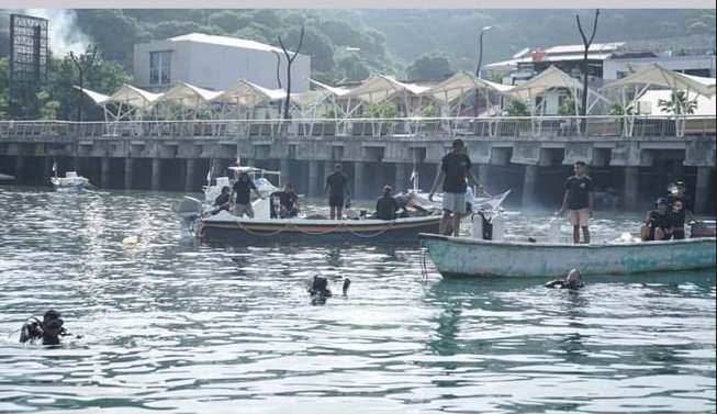 Bupati dan Wakil Bupati Mabar Pimpin Langsung Bersihkan Sampah di Dermaga Biru Kampung Ujung