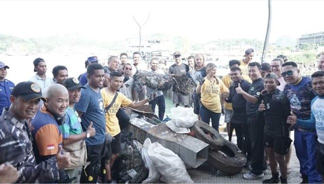 Bupati dan Wakil Bupati Mabar Pimpin Langsung Bersihkan Sampah di Dermaga Biru Kampung Ujung