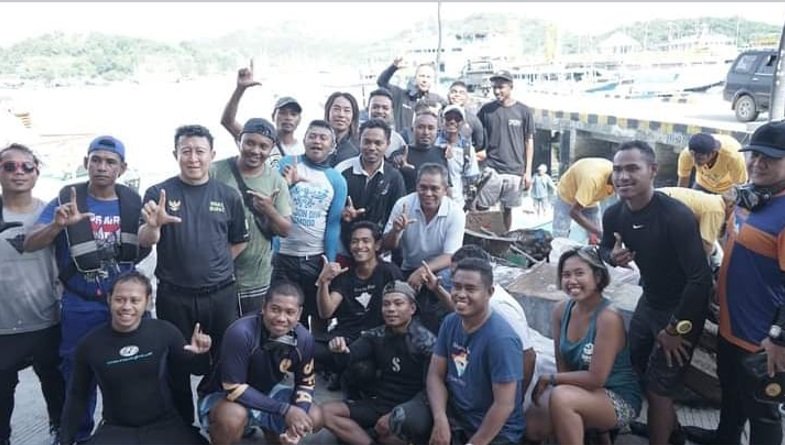Bupati dan Wakil Bupati Mabar Pimpin Langsung Bersihkan Sampah di Dermaga Biru Kampung Ujung