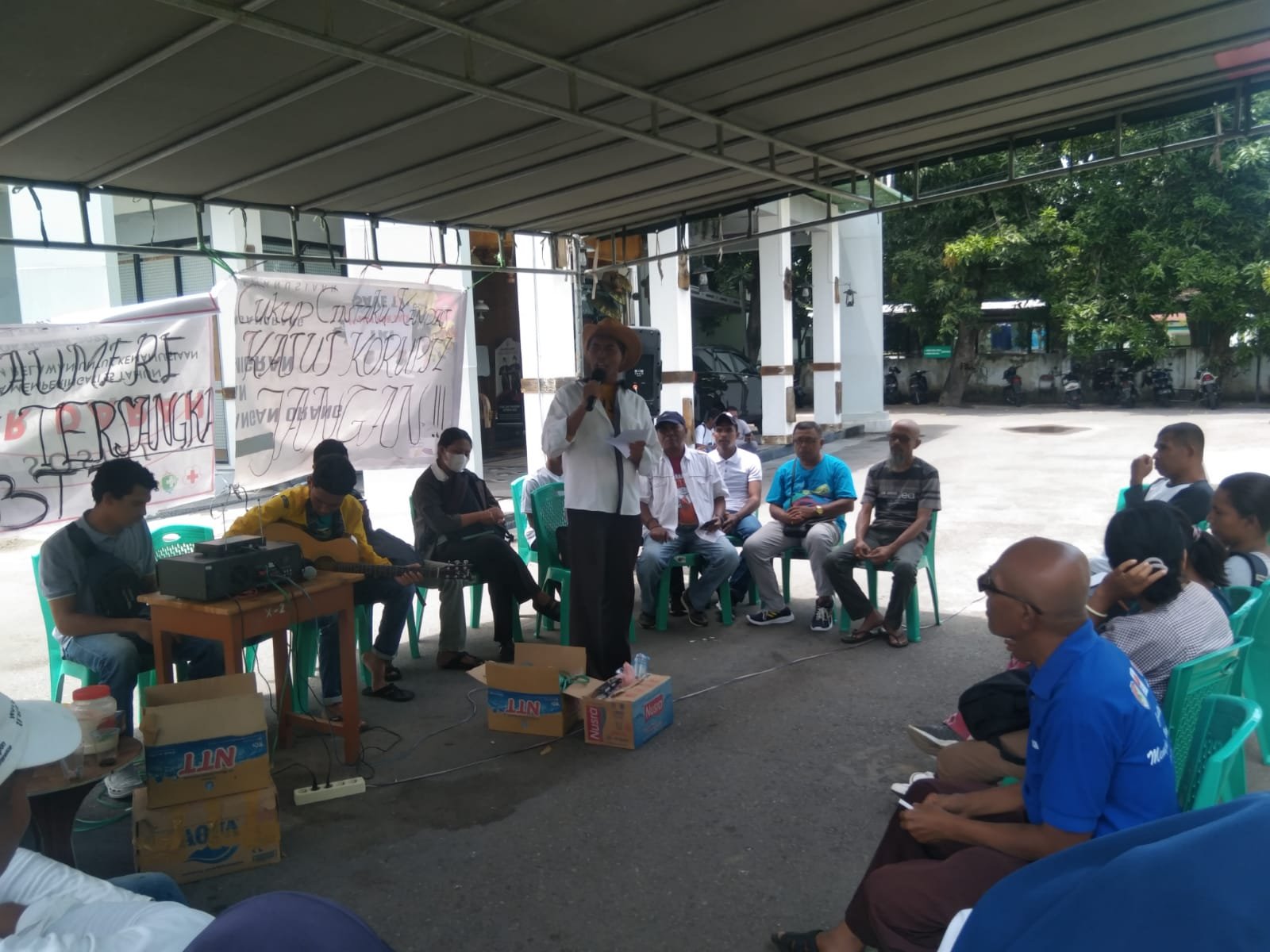 Jaksa dan Inspektorat NTT Respons Positif Aspirasi Aktivis HAM Terkait Dugaan Korupsi Dana BTT, Aksi Pendudukan Halaman Kantor Kejari Sikka Dihentikan Semetara