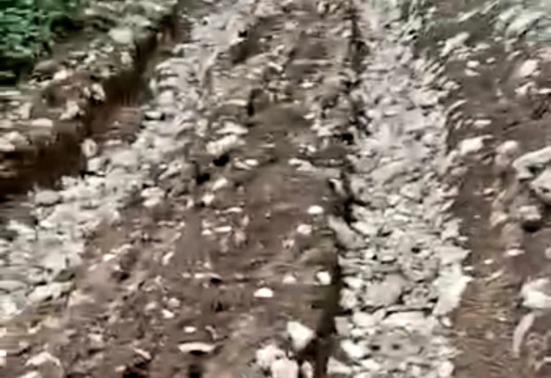 Jalan Rusak Parah, Warga Dua Dusun di Macang Pacar Terisolasi (2)