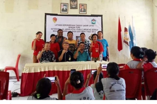 Kasek dan Guru SMAN I Role Delu Kabupaten Sikka Intensif Dampingi Siswa Majukan Literasi Menulis