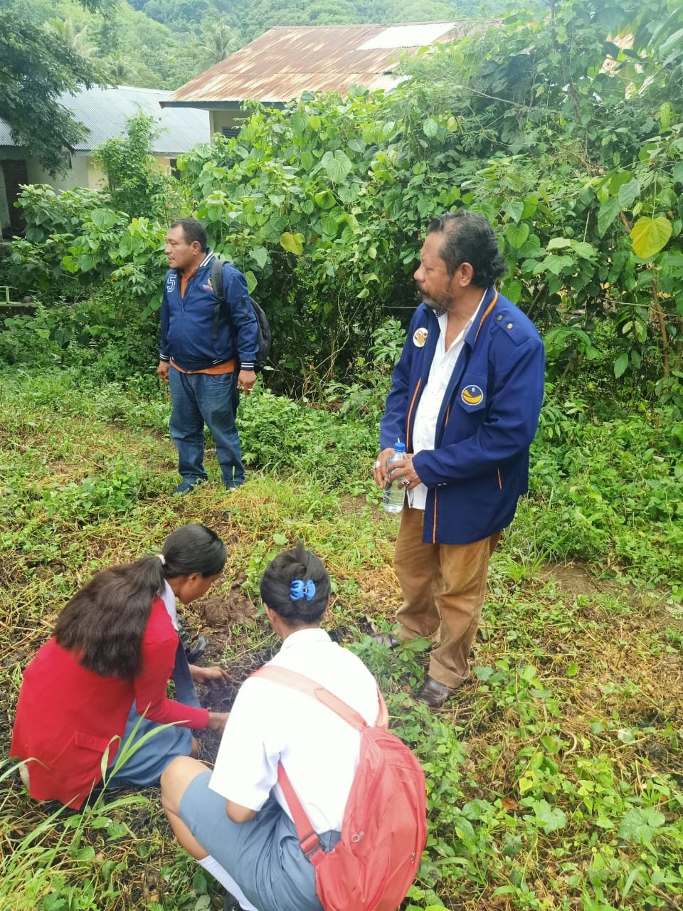 Partai Nasdem Perkuat Literasi dan Tanam Anakan Pohon di SMAN I Role Delu Paga Kabupaten Sikka