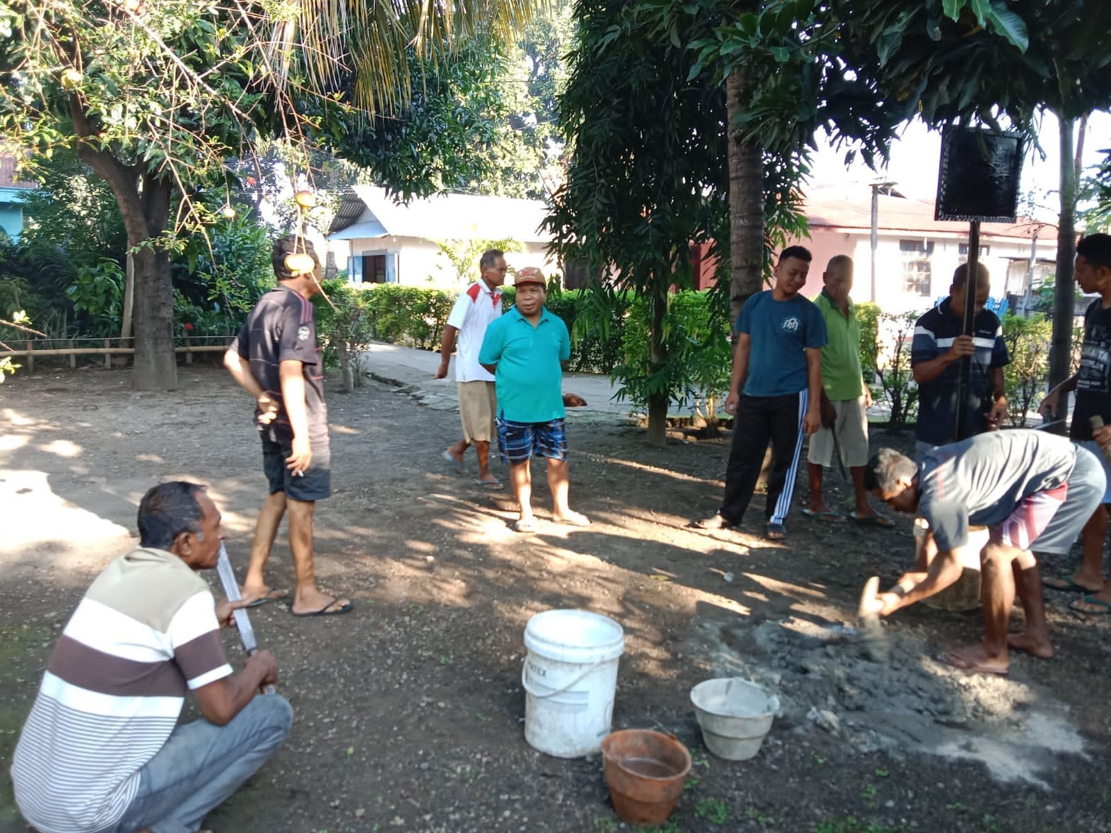 Warga RT 018/RW 004 Kelurahan Kota Baru dan Umat KBG Kristus Raja Maumere Gelar Aksi Bersama Merawat Bumi Rumah Bersama