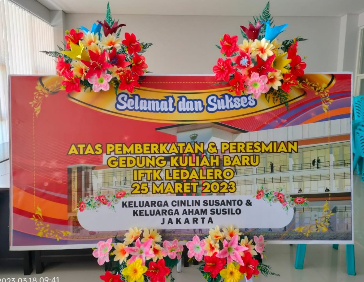 Sebagian mahasiswa Prodi Kewirausahaan IFTK Ledalero didampingi beberapa dosen melakukan persiapan pemasangan stan dan pembersihan di halaman Gedung Kuliah Baru IFTK di Jalan Wairklau Maumere, Sabtu (18/3/2023). Foto Wall Abulat