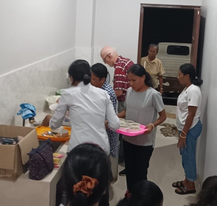 Ketika Dosen Teologi IFTK Ledalero Pater Kirchberger SVD Hidangkan Menu Makanan Bercitarasa Jerman Olahannya di Kampus Baru Maumere
