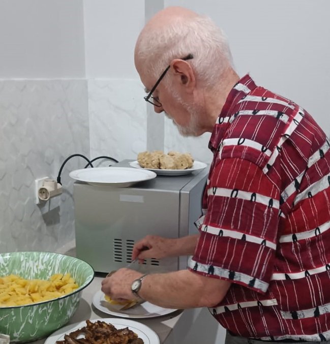Ketika Dosen Teologi IFTK Ledalero Pater Kirchberger SVD Hidangkan Menu Makanan Bercitarasa Jerman Olahannya di Kampus Baru Maumere