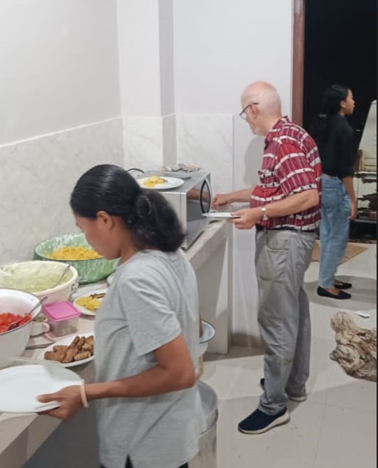 Ketika Dosen Teologi IFTK Ledalero Pater Kirchberger SVD Hidangkan Menu Makanan Bercitarasa Jerman Olahannya di Kampus Baru Maumere