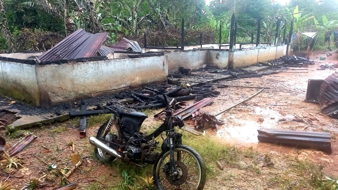 Rumah Hangus Terbakar Tinggal Baju di Badan