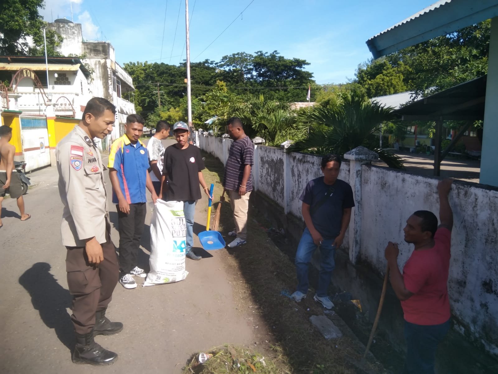 Ganggu Akses Transportasi, Warga RT 018/RW 004 Kelurahan Kota Baru Pangkas Kayu di Jalan K.S. Tubun Maumere