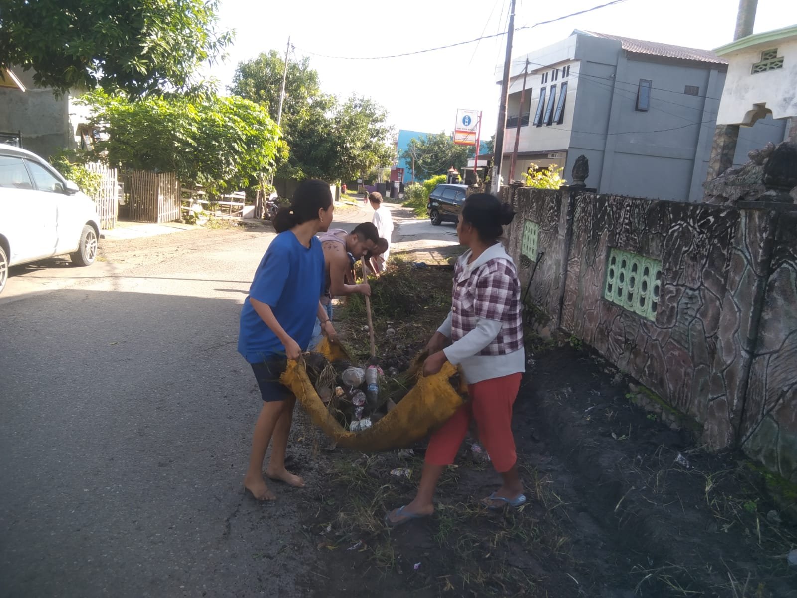 Ganggu Akses Transportasi, Warga RT 018/RW 004 Kelurahan Kota Baru Pangkas Kayu di Jalan K.S. Tubun Maumere