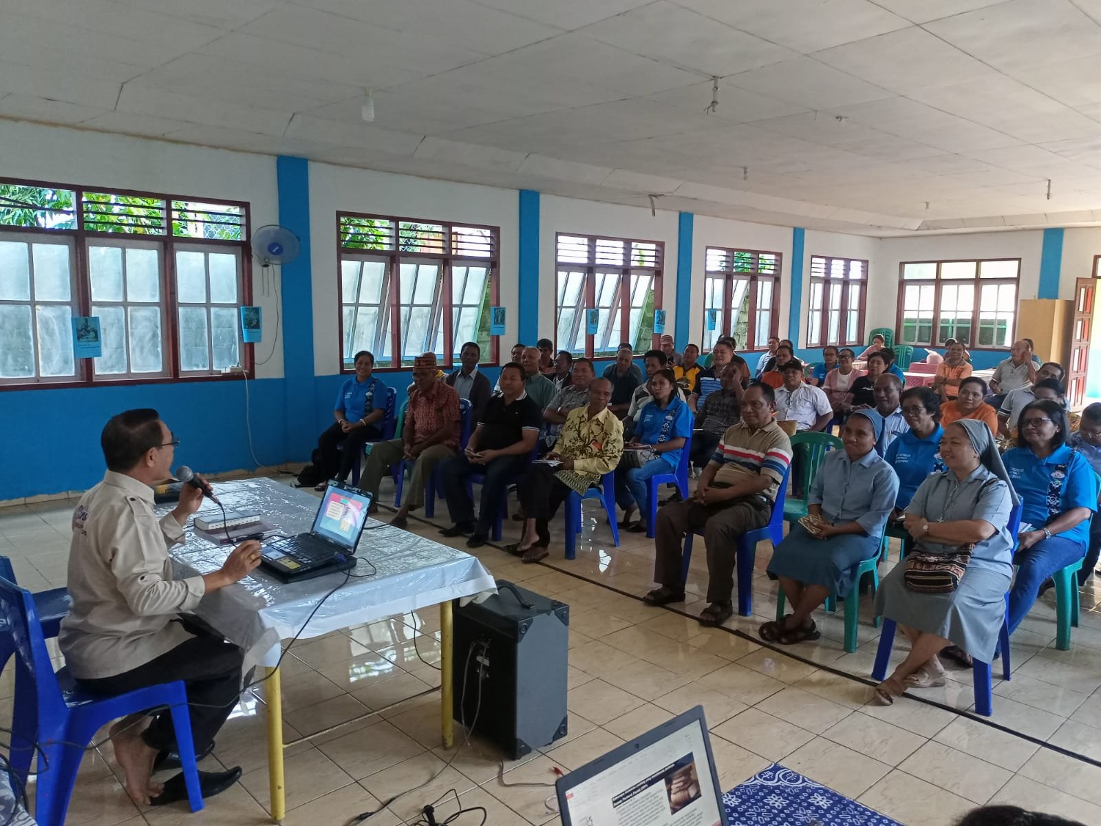 Ketika Pastor Pasthorus Maumere dan Wabup Sikka Romanus Woga Peragakan Tepuk Pelayanan Pastoral Dengan Penuh Antusias