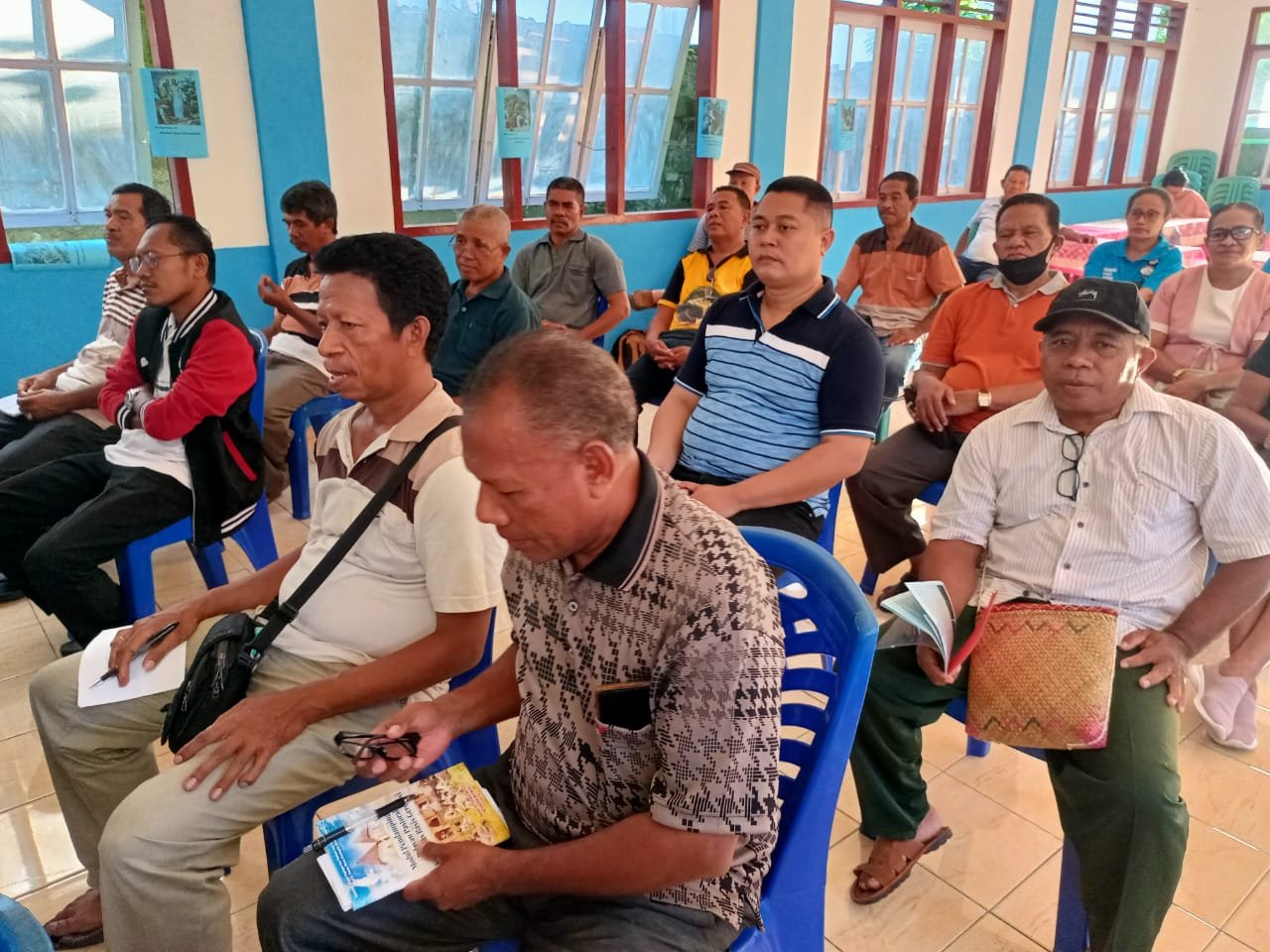 Ketika Pastor Pasthorus Maumere dan Wabup Sikka Romanus Woga Peragakan Tepuk Pelayanan Pastoral Dengan Penuh Antusias