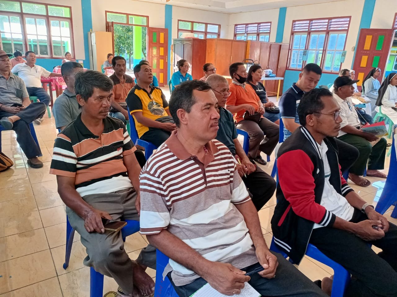 Ketika Pastor Pasthorus Maumere dan Wabup Sikka Romanus Woga Peragakan Tepuk Pelayanan Pastoral Dengan Penuh Antusias