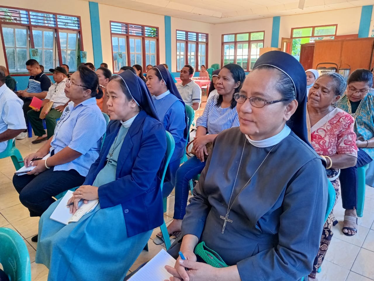 Ketika Pastor Pasthorus Maumere dan Wabup Sikka Romanus Woga Peragakan Tepuk Pelayanan Pastoral Dengan Penuh Antusias