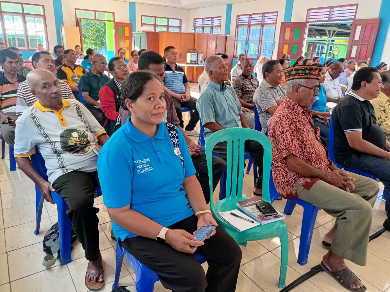 Ketika Pastor Pasthorus Maumere dan Wabup Sikka Romanus Woga Peragakan Tepuk Pelayanan Pastoral Dengan Penuh Antusias