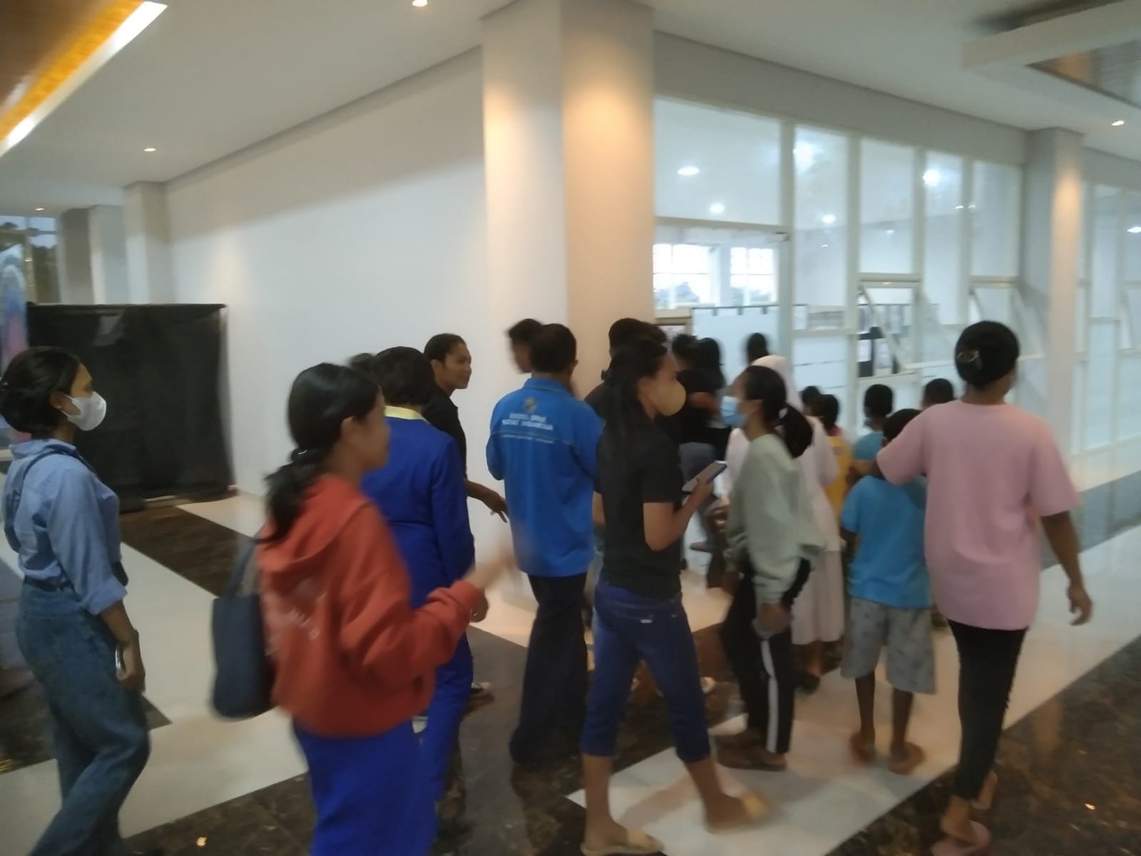 Ribuan Warga Lintas Agama di Sikka Kagumi Karya Lukisan Mahasiswa Desain Komunikasi Visual IFTK Ledalero