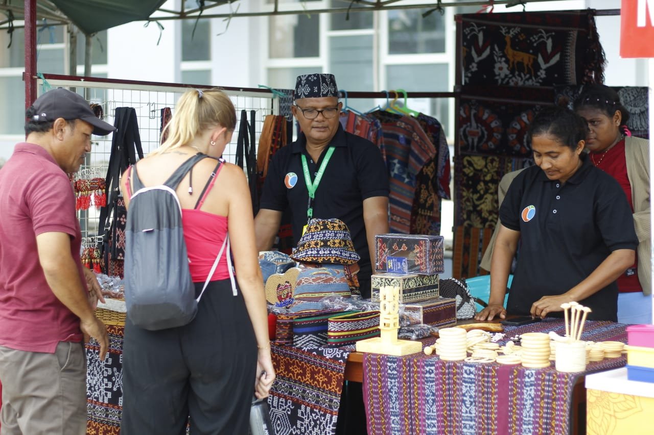 Wisatawan Prancis Puji Produk Mahasiswa Prodi Kewirausahaan dan Lukisan Prodi Desain Komunikasi Visual IFTK Ledalero