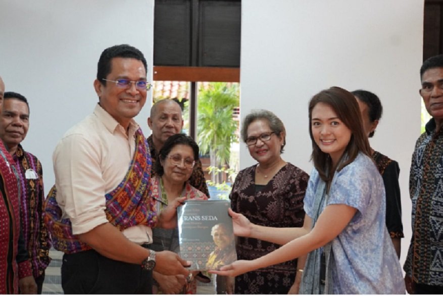Terima Buku dari Penerbit Gramedia Pustaka Utama, KBM JAYA-Kompas Kawal Frans Seda Jadi Pahlawan