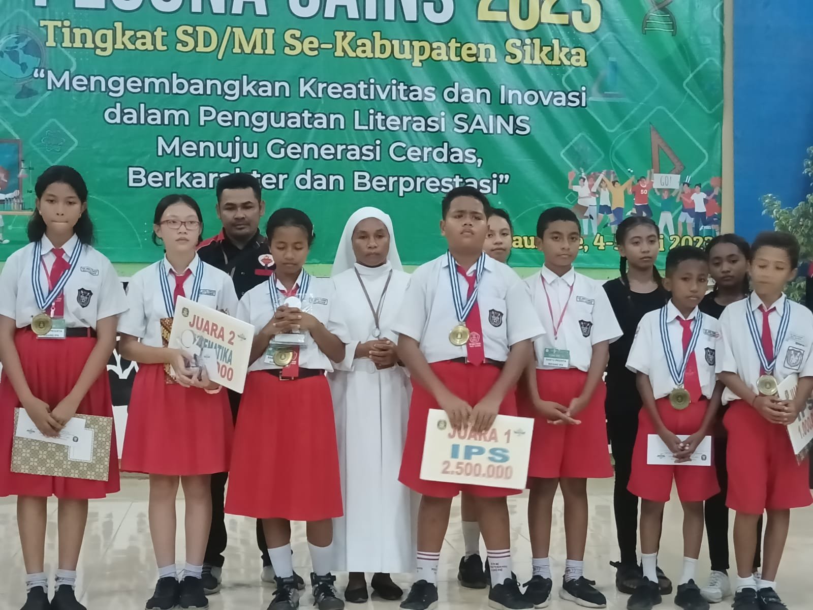 Pesona Sains SMPK Frater Maumere: SDK Maria Ferrari Meraih Juara I Bidang Studi IPS dan IPA, SDK Bhaktyarsa Juara I Bidang Studi Matematika