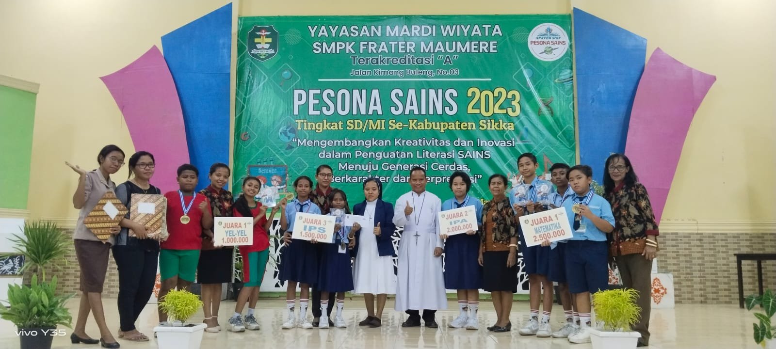 Pesona Sains SMPK Frater Maumere: SDK Maria Ferrari Meraih Juara I Bidang Studi IPS dan IPA, SDK Bhaktyarsa Juara I Bidang Studi Matematika
