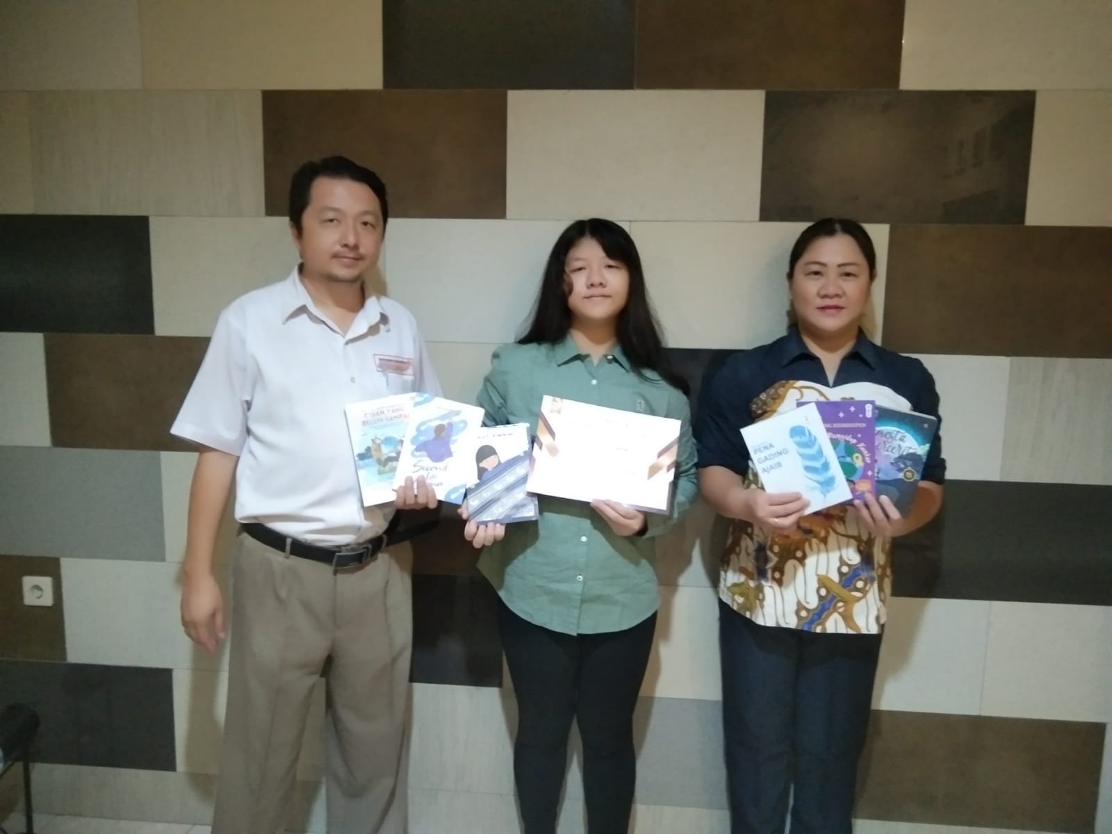 Siswi SMPK Frater Maumere Jessica Bangga Buku Antologi Cerpen Pesan Yang Belum Sampai Masuk Perpustakaan Kongres Amerika Serikat