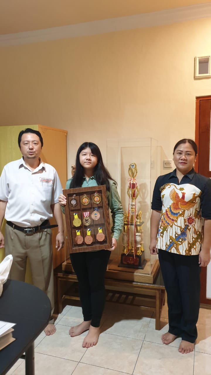 Siswi SMPK Frater Maumere Jessica Bangga Buku Antologi Cerpen Pesan Yang Belum Sampai Masuk Perpustakaan Kongres Amerika Serikat