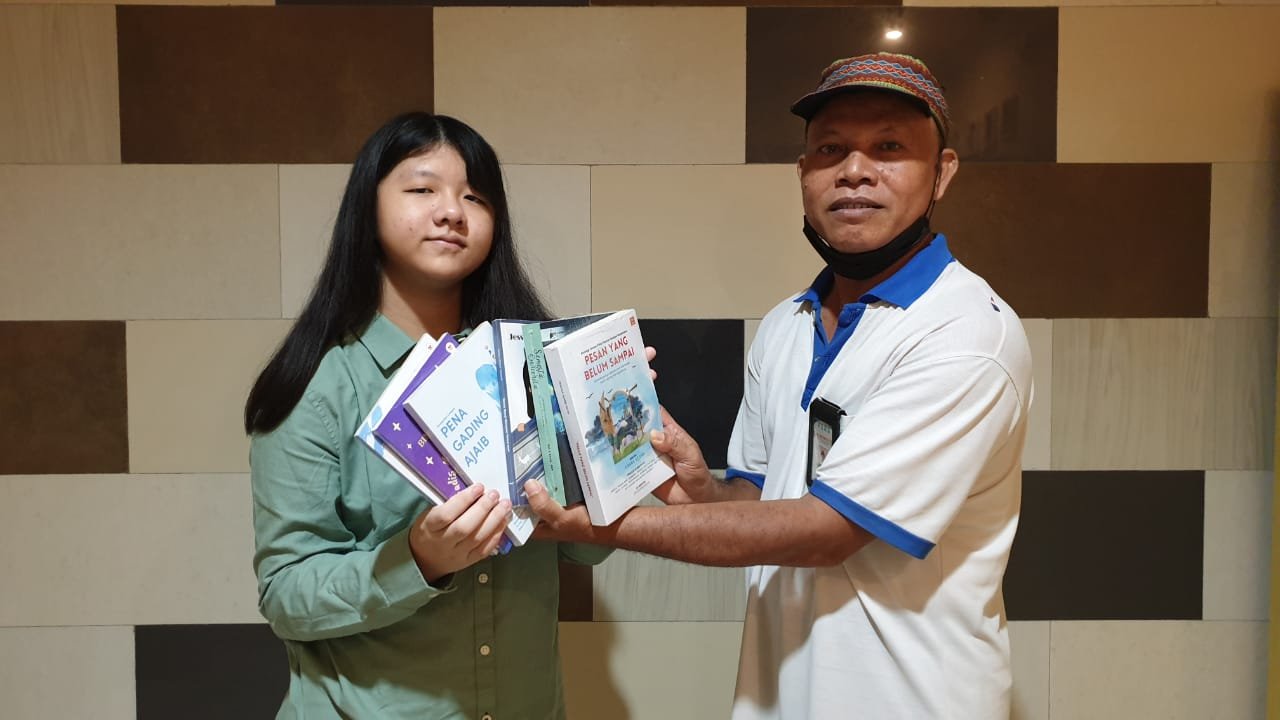 Siswi SMPK Frater Maumere Jessica Bangga Buku Antologi Cerpen Pesan Yang Belum Sampai Masuk Perpustakaan Kongres Amerika Serikat