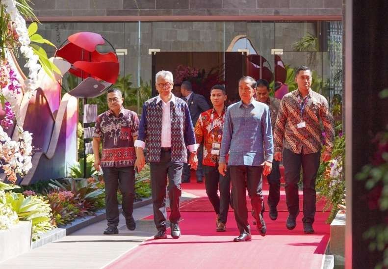 Songke Manggarai Mendunia Ketika Pemimpin Negara Asean Kompak Kenakan