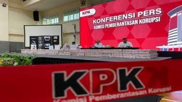 Tumpukan Uang Bukti Dugaan Korupsi, Gratifikasi, dan TPPU Lukas Enembe Dirilis KPK: Rp81,6 Miliar, USD 5.100, dan SGD 26.300, Sejumlah Unit Mobil, Hotel, dan Emas