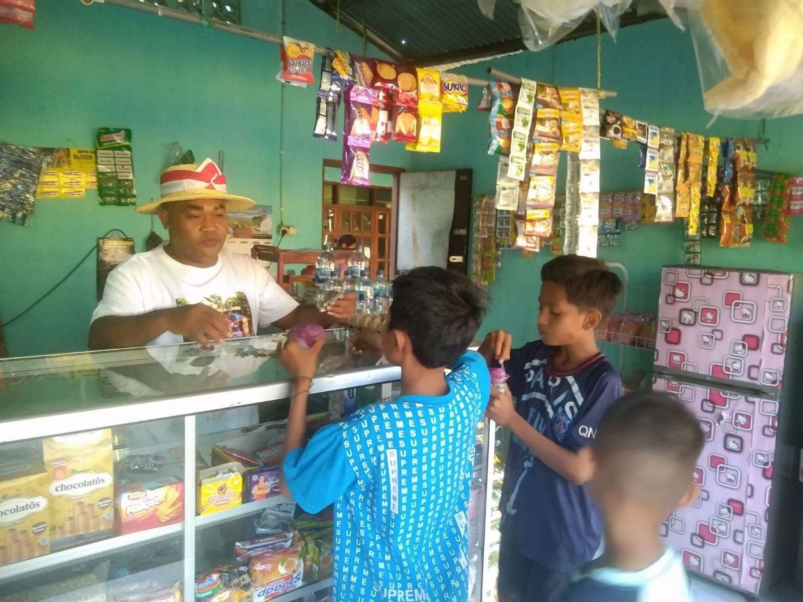 Majukan Literasi Dasar di Indonesia, Pendiri Pondok Baca Kampung Kabor Yohanes Kia Nunang Bagikan 7.500 Buku Bacaan Gratis Pada 250 Sekolah di Flores dan Lembata