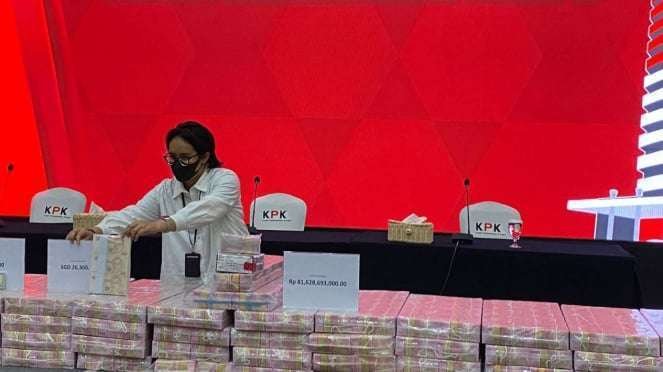 Tumpukan Uang Bukti Dugaan Korupsi, Gratifikasi, dan TPPU Lukas Enembe Dirilis KPK: Rp81,6 Miliar, USD 5.100, dan SGD 26.300, Sejumlah Unit Mobil, Hotel, dan Emas