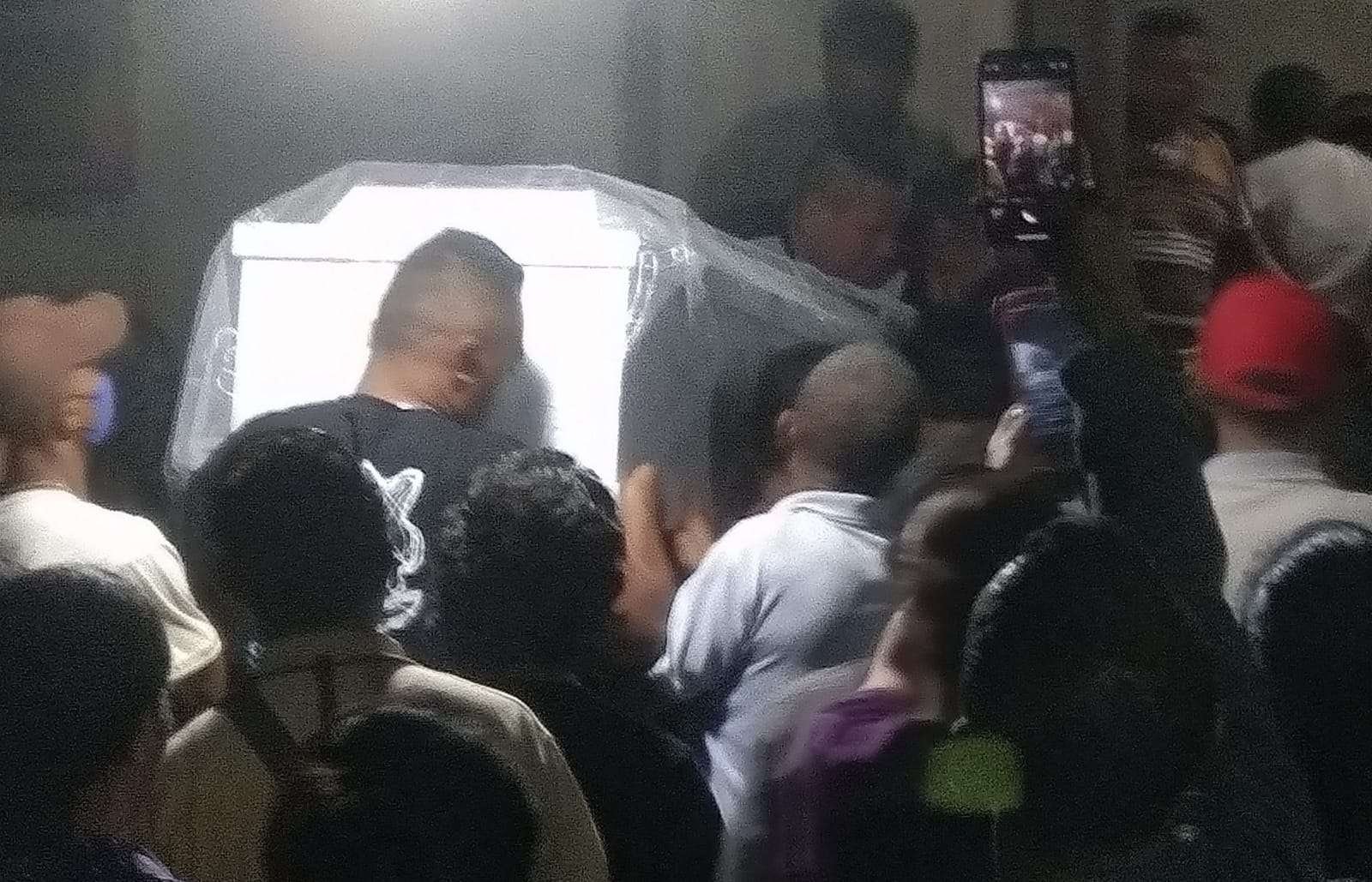 Ketika Wakil Bupati Sikka Berderai Air Mata Saat Pelepasan Jenazah Wartawan Media Indonesia Moat Angga ke Liang Lahat