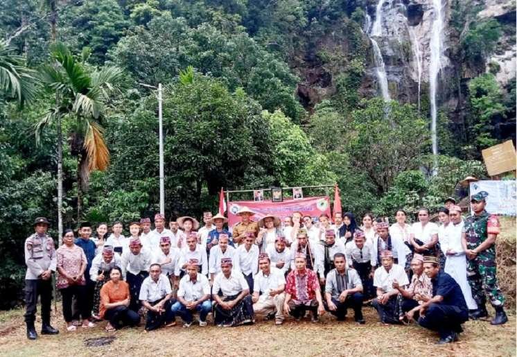 Air Terjun Cunca Rami Jadi Saksi Pelantikan Perangkat Desa Golo Ndaring