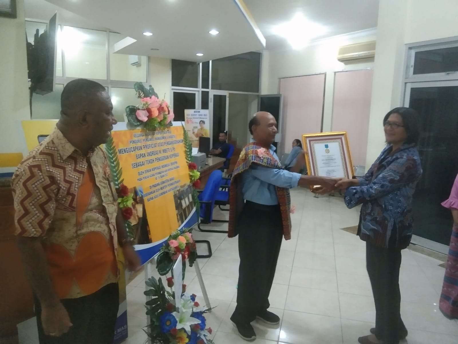 Usai Menerima Penghargaan Tokoh Penggerak Koperasi Nasional, Andreas Mbete Tularkan Semangat Obor Mas di Kota Kelahiran Bapak Koperasi Indonesia Muhammad Hatta