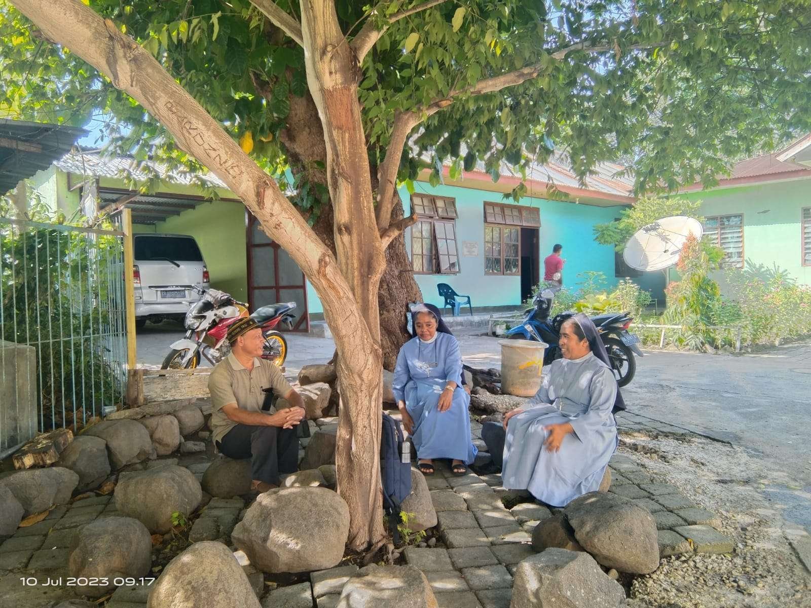 Ketika Provinsial SSpS FBT dan Suster Ika, SSpS Gendong Bayi di Rumah Aman Shelter Santa Monika TRUK Maumere