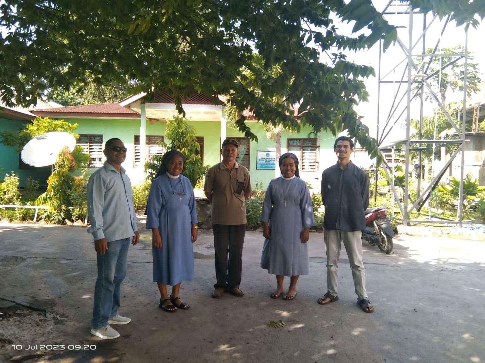 Ketika Provinsial SSpS FBT dan Suster Ika, SSpS Gendong Bayi di Rumah Aman Shelter Santa Monika TRUK Maumere