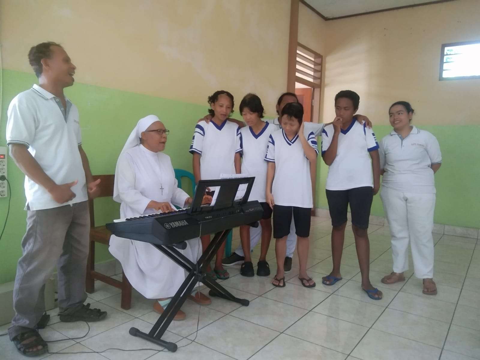 Ketika Suster Lucia CIJ Persembahkan Aneka Tembang Rohani Hibur Ratusan ODGJ Lintas Agama di Maumere