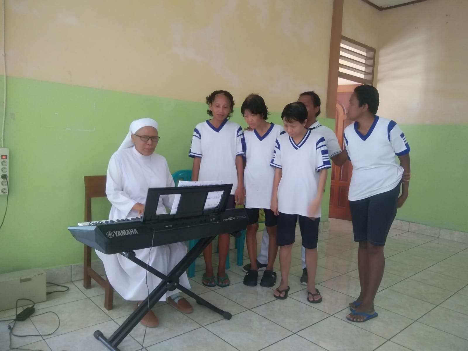 Ketika Suster Lucia CIJ Persembahkan Aneka Tembang Rohani Hibur Ratusan ODGJ Lintas Agama di Maumere