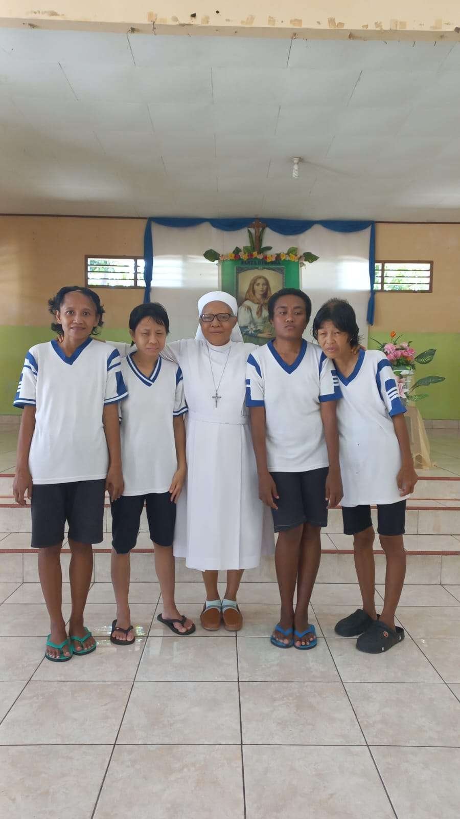 Ketika Suster Lucia CIJ Persembahkan Aneka Tembang Rohani Hibur Ratusan ODGJ Lintas Agama di Maumere