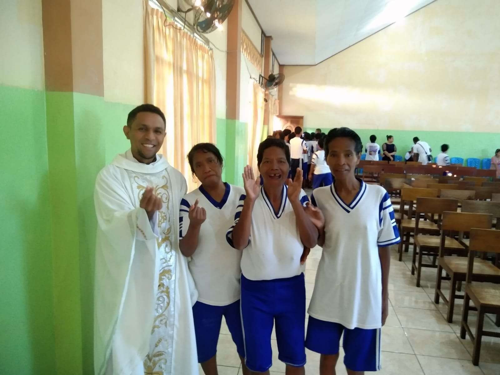 Ketika Suster Lucia CIJ dan Puluhan Tenaga Kesehatan Layani Ratusan ODGJ Panti Santa Dymphna Maumere dengan Hati