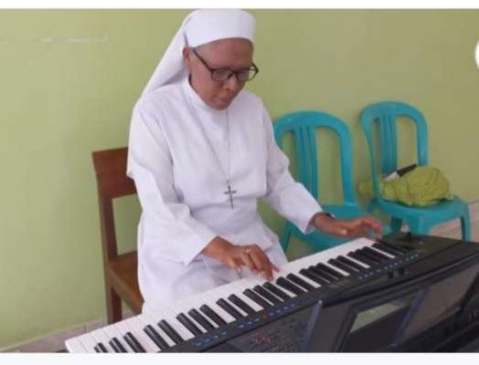 Terinspirasi Berbelas Kasih Totalitas Mengabdi ODGJ: Suster Lucia CIJ Terbitkan Belasan Buku, Ratusan Puisi, dan Kembangkan Bakat Menyanyi