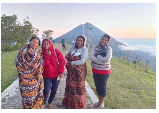 Memburu Sunset di Puncak Wolobobo
