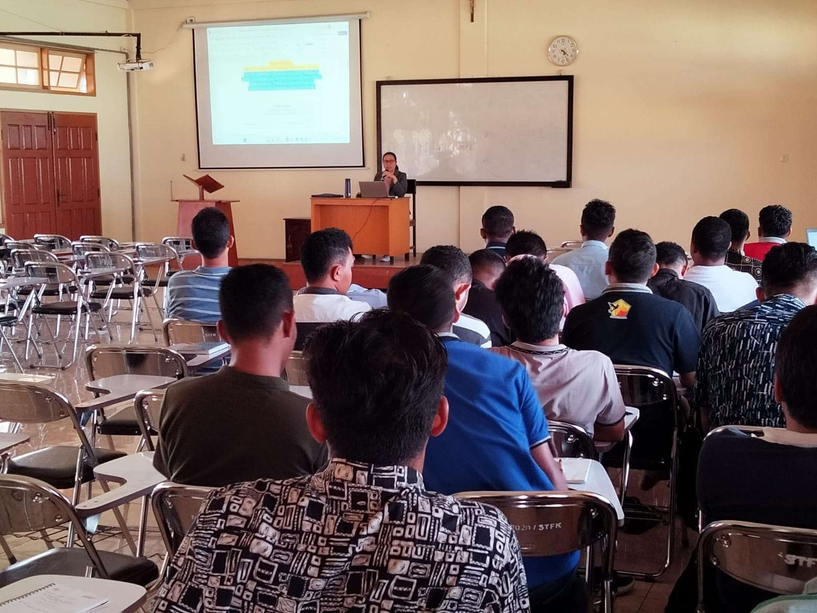 Dr. Fransiska Widyawati Dorong Mahasiswa Pascasarjana IFTK Ledalero Menulis di Jurnal Ilmiah
