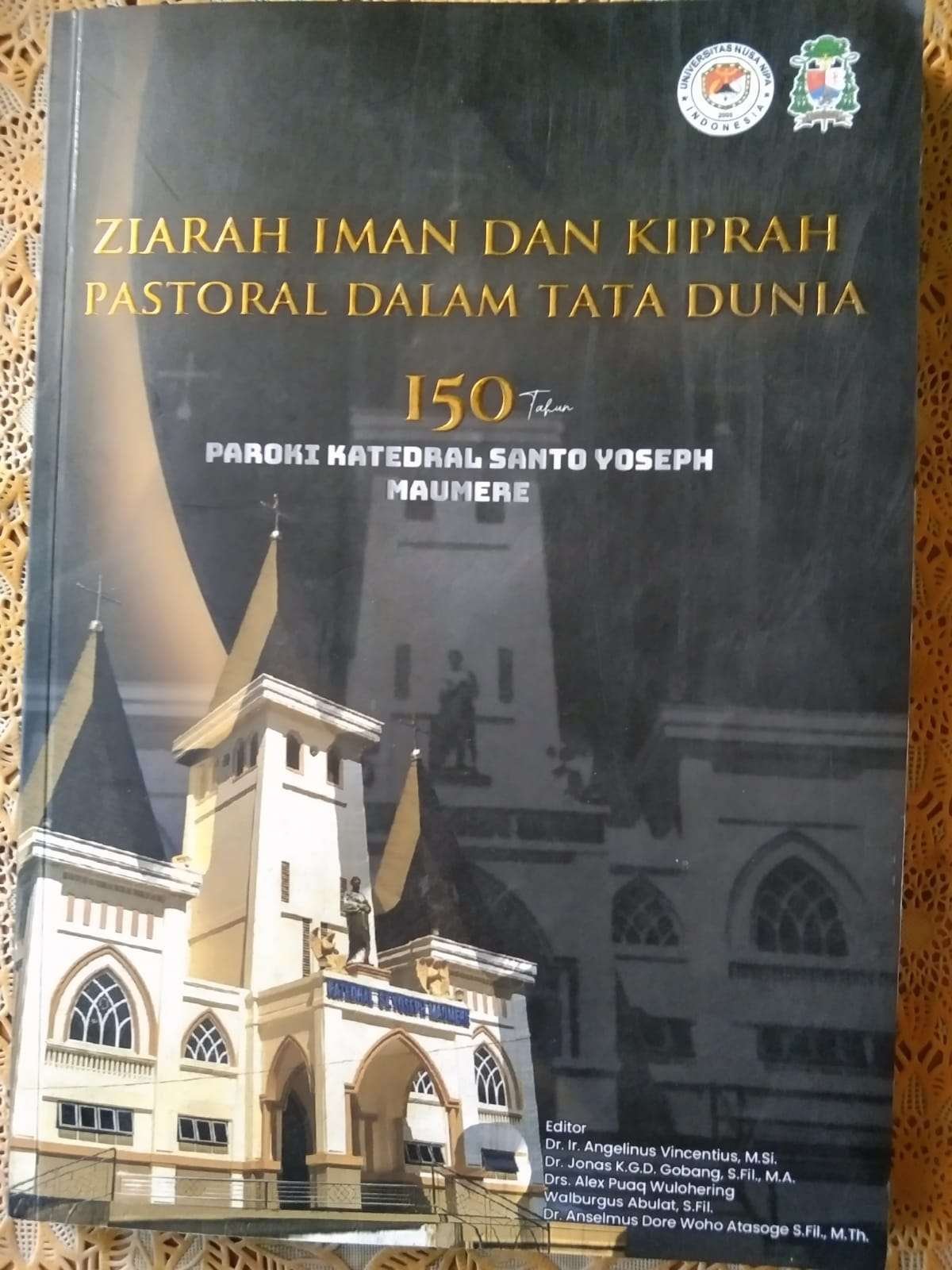 Minggu 12 November,Buku Kenangan 150 Tahun Paroki Katedral Santo Yoseph Maumere Dilaunching